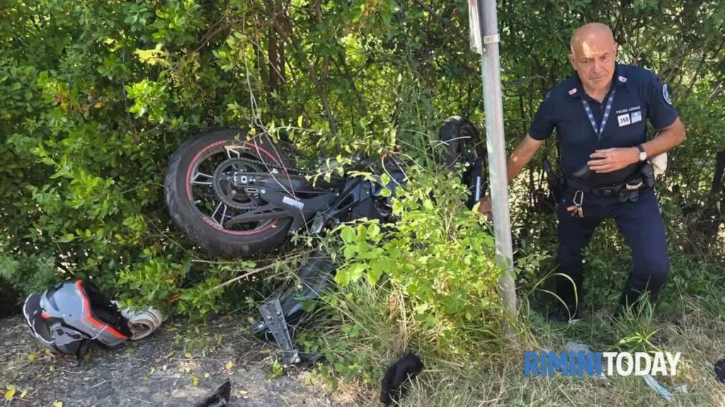 17-årig dreng kører af vejen på scooter: indlagt med ukendt prognose